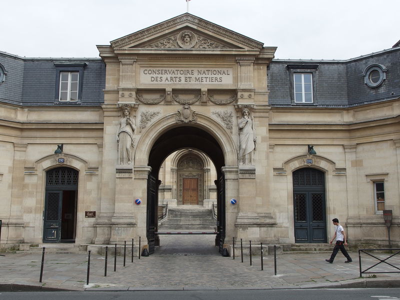 Soubor:Conservatoire National des Arts et Métiers, Paris September 2014.jpg