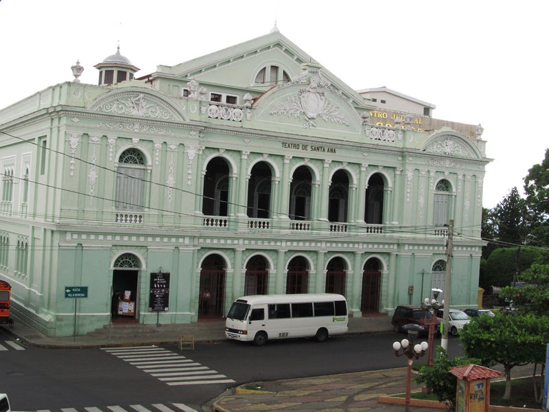 Soubor:Monumental Teatro Nacional de Santa Ana.JPG