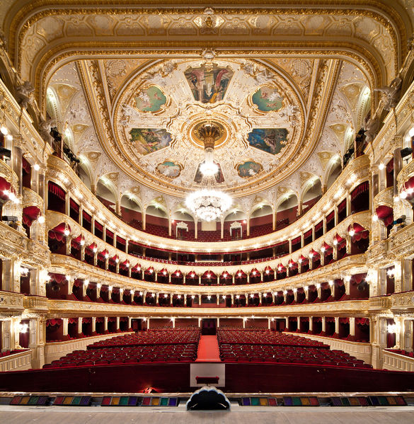 Soubor:Театр оперы и балета. Зал.jpg