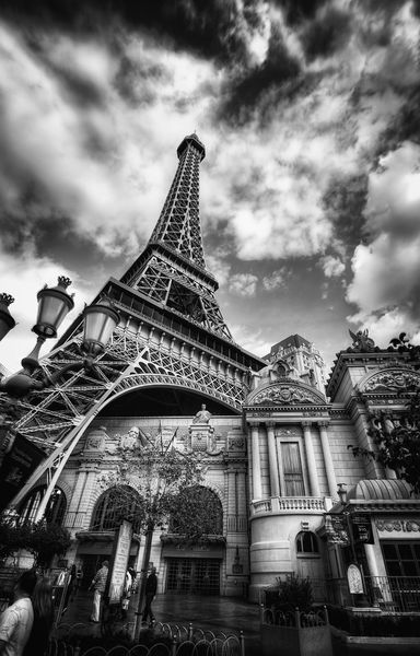 Soubor:Paris Paris in Las Vegas BlackWhite HDR.jpg