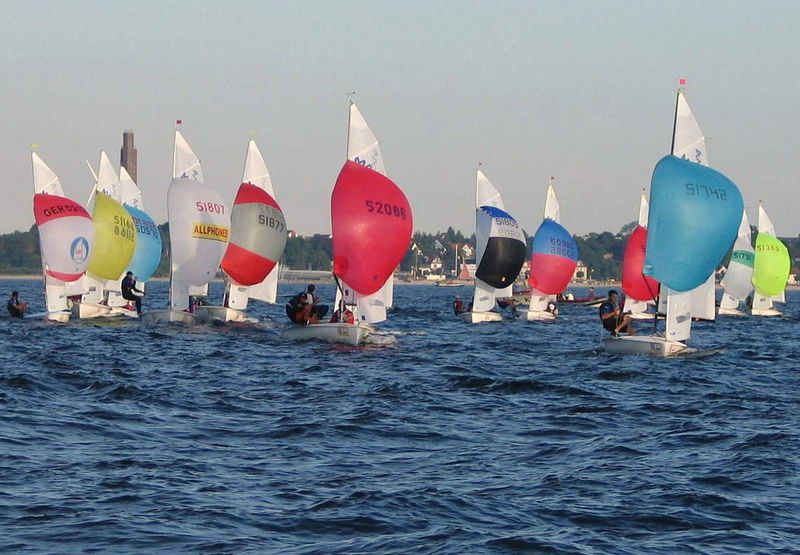 Soubor:420 Class Dinghies with spinnakers.jpg