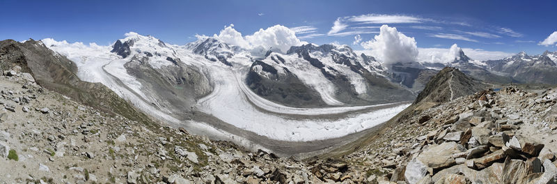 Soubor:Wide view to Gornergletscher, Monte Rosa and Matterhorn, 2012 August.jpg