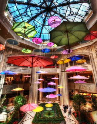 Zavěšené deštníky v luxusním americkém hotelu (HDR, 2009)