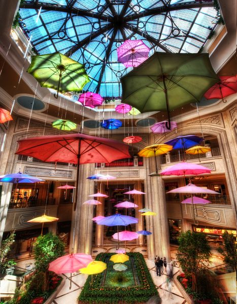 Soubor:Umbrellas at the Shoppes at the Palazzo HDR.jpg