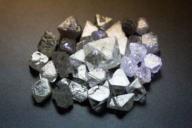 Soubor:Алмазы в Центре сортировки алмазов в городе Мирный, Якутия.jpg