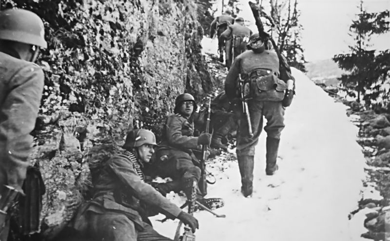 Soubor:German forces climbing a very step road just south of Bagn.jpg