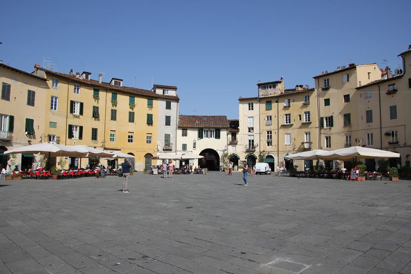 Soubor:Lucca, piazza dell'Anfiteatro (01).jpg