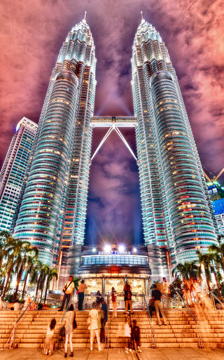 Petronas Towers stojí v Kuala Lumpuru, hlavním městě Malajsie.