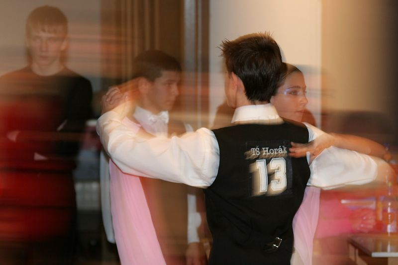 Soubor:Ballroom dance competition blurry.jpg