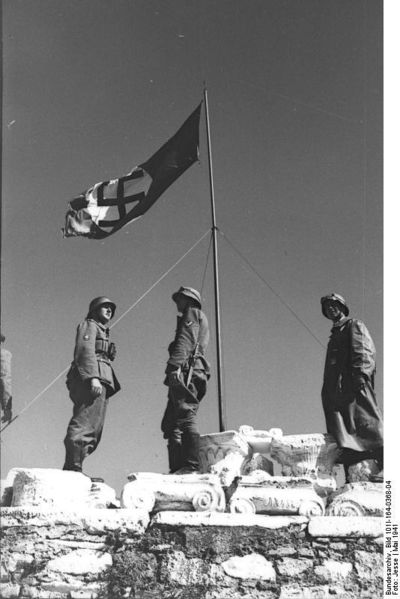 Soubor:Bundesarchiv Bild 101I-164-0368-04, Athen, Hakenkreuzflagge auf der Akropolis.jpg