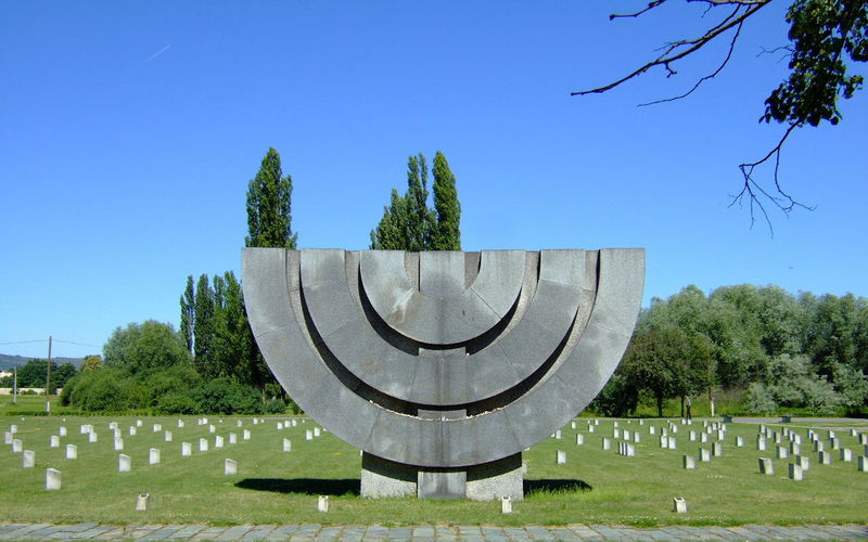 Soubor:Terezin CZ menorah at Jewish cemetery Ter94.jpg