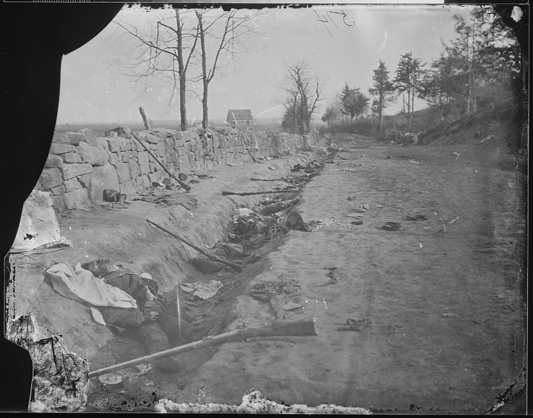 Soubor:Confederate dead behind stone wall. The 6th. Maine Inf. penetrated the Confederate lines at this point-Flickr.jpg