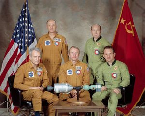 portrét členů mise Sojuz-Apollo (L-R: Slayton, Stafford, Brand, Leonov, Kubasov)