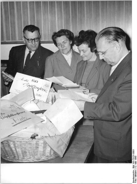 Soubor:Bundesarchiv Bild 183-73131-0001, Berlin, 16.000 Stellungnahmen Berliner Frauen.jpg