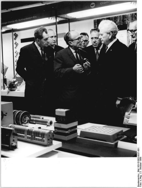 Soubor:Bundesarchiv Bild 183-G1003-0037-001, Erfurt, 12. Parteitag der CDU, Ausstellungsbesuch Matern.jpg