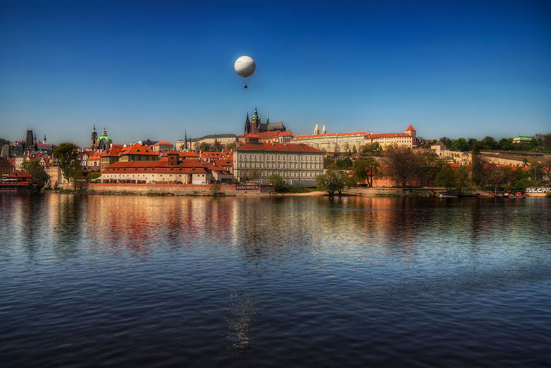 Soubor:Floating above Prague-theodevil.jpg