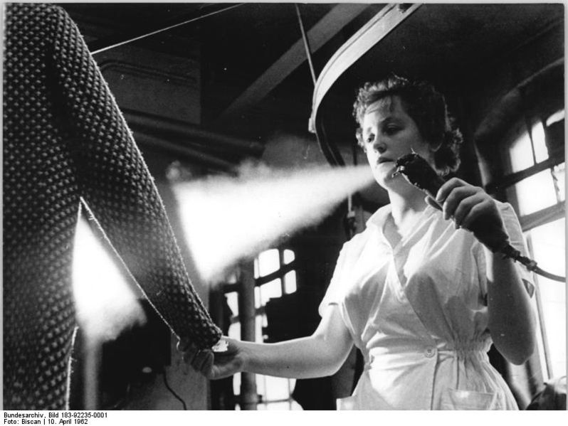 Soubor:Bundesarchiv Bild 183-92235-0001, Magdeburg, chemische Reinigung Karutz AG.jpg