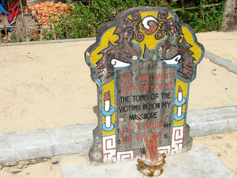 Soubor:Co Luy - My Lai Massacre Site - Monument 2.JPG