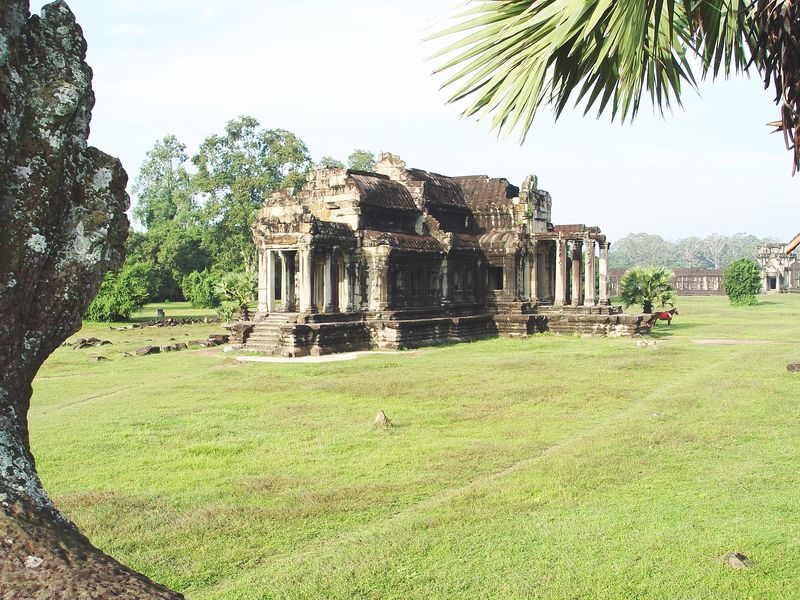 Soubor:Angkor Wat Library SW.jpg