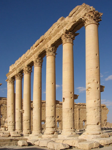 Soubor:Columns in the inner court of the Bel Temple Palmyra Syria.JPG