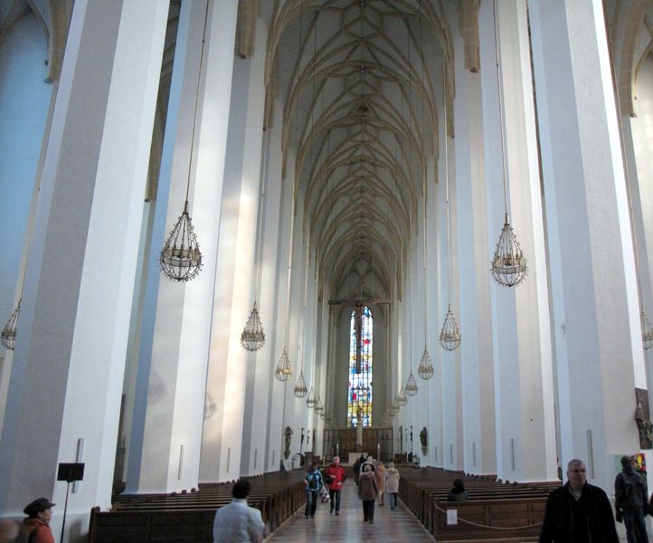Soubor:München Frauenkirche inside panorama.jpg