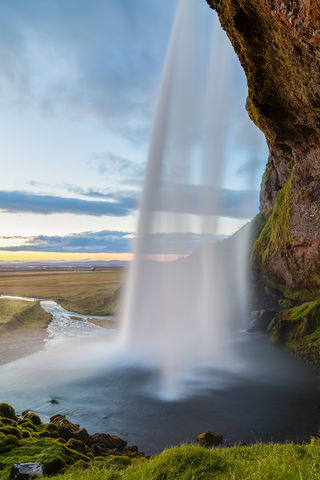 Seljalandsfoss je jedním z nejznámějších vodopádů na Islandu.