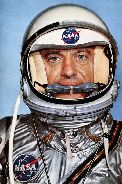 Soubor:Alan Shepard astronaut in spacesuit.jpg