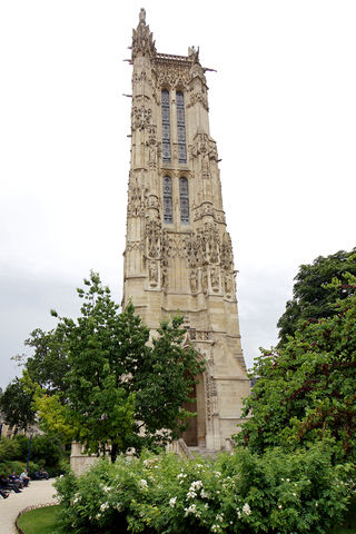 Věž Saint-Jacques je vysoká 52 metrů.