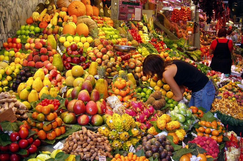 Soubor:Fruit Stall in Barcelona Market.jpg