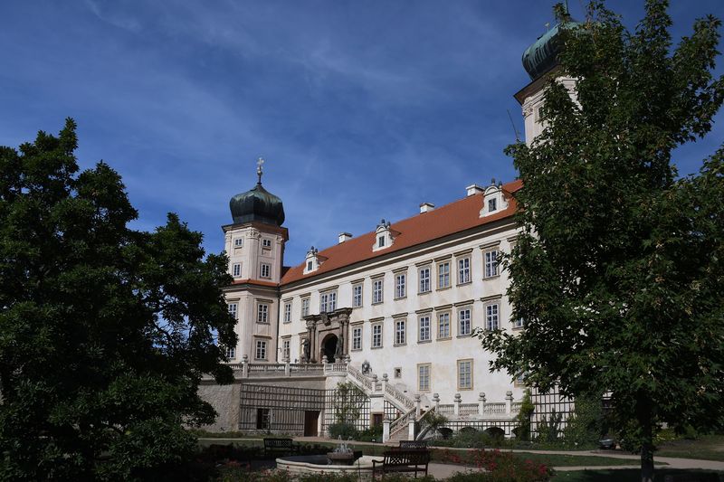 Soubor:Schloss Mníšek pod Brdy (Mnischek)-September-9-2018-Flickr.jpg