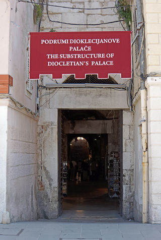 Vstup do podzemní části Diokleciánova paláce (2013)