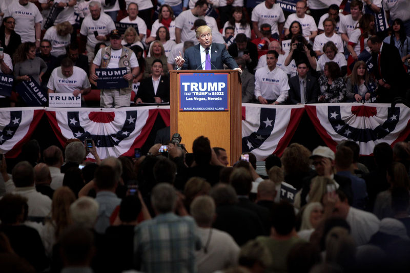 Soubor:Donald Trump with supporters (25245128235).jpg