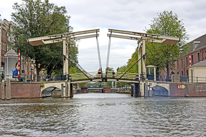 Soubor:Netherlands-4112-Skinny Bridge-DJFlickr.jpg