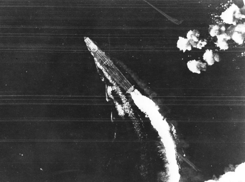 Soubor:Japanese aircraft carrier Hiryu maneuvers to avoid bombs on 4 June 1942 (USAF-3725).jpg
