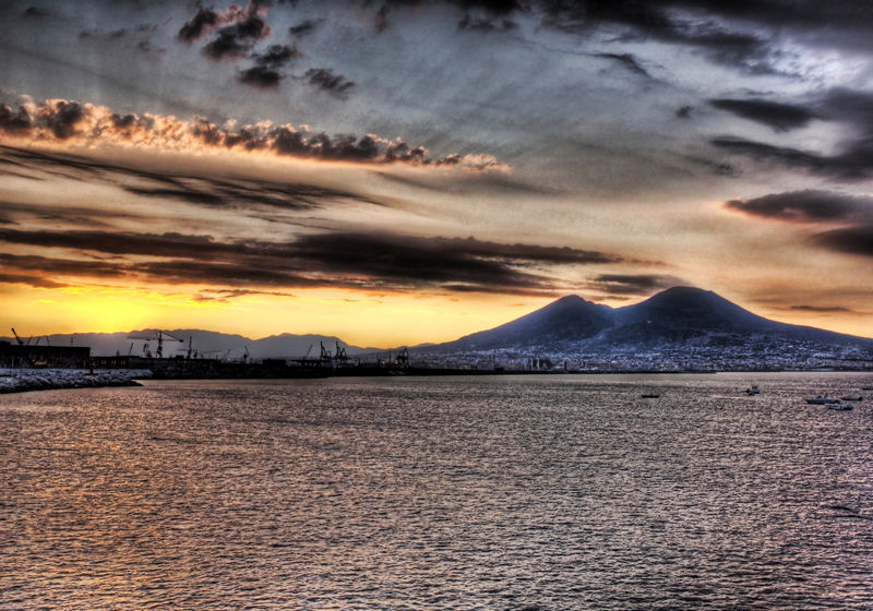 Soubor:Streaming Morning Light at Vesuvius.jpg
