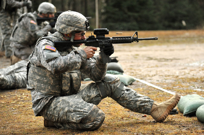 Soubor:U.S. Army Spc. Joshua Sellers, 18th MP Brigade, fires his M4 carbine rifle during weapons qualification.jpg