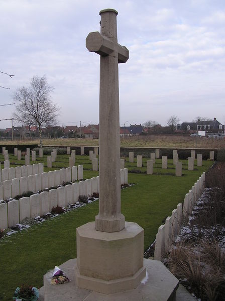 Soubor:Adinkerke Military Cemetery Cross of Sacrifice.jpg