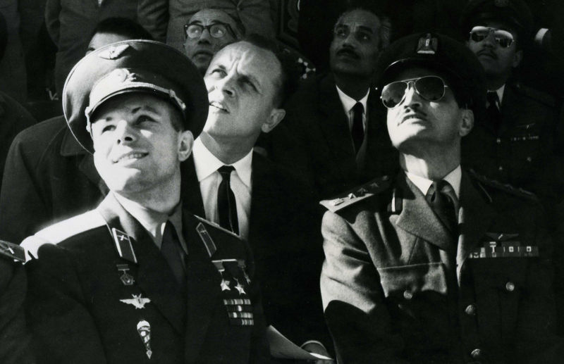 Soubor:Gagarin observes air parade Air Base near Cairo Egypt 1962.jpg
