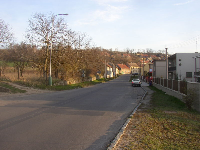 Soubor:Pchery CZ road entering Pchery from Jemniky and Knoviz 197.jpg
