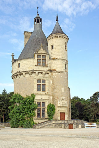 Château de Chenonceau je zámek situovaný asi 240 km od Paříže.