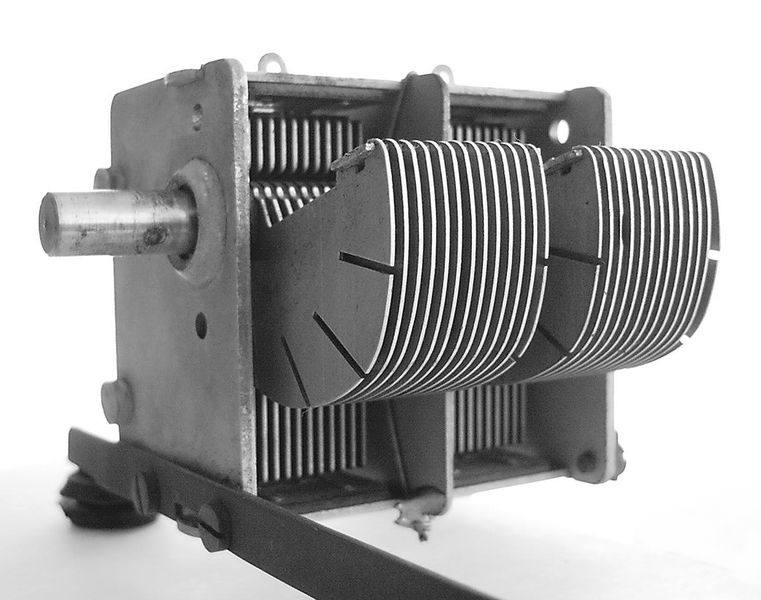 Soubor:Rotary capacitor Pionier.JPG