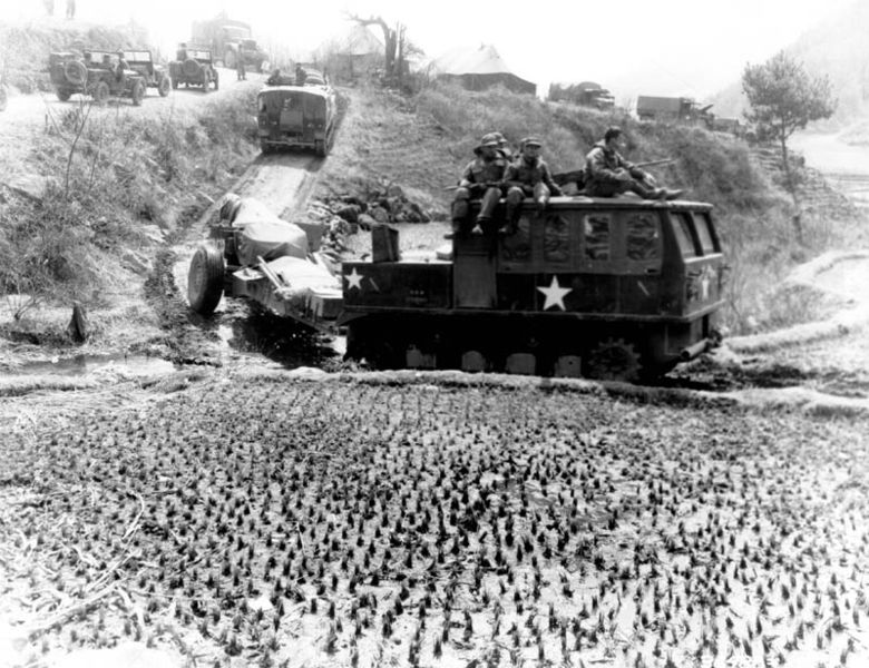 Soubor:Artillery-tractor-Korea-19510408.jpg