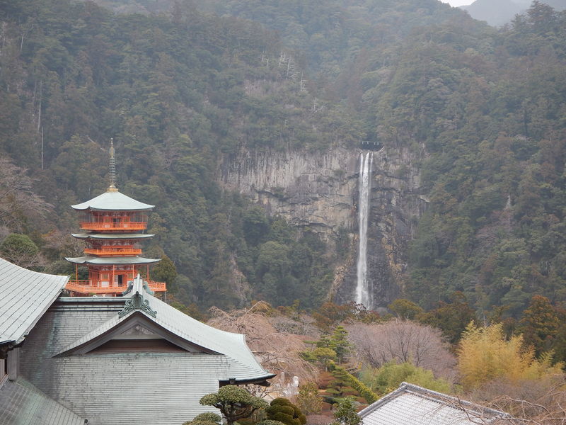 Soubor:Kumano Kodo pilgrimage route Seiganto-ji World heritage 熊野古道 青岸渡寺13.JPG