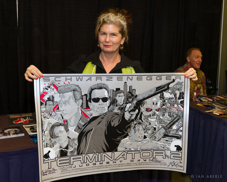 Soubor:Jenette Goldstein holds up a poster for Terminator 2-Flickr.jpg
