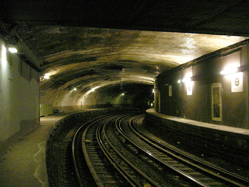 Soubor:Metro de Paris - Ligne 2 - Victor Hugo - Station abandonnee 01.jpg