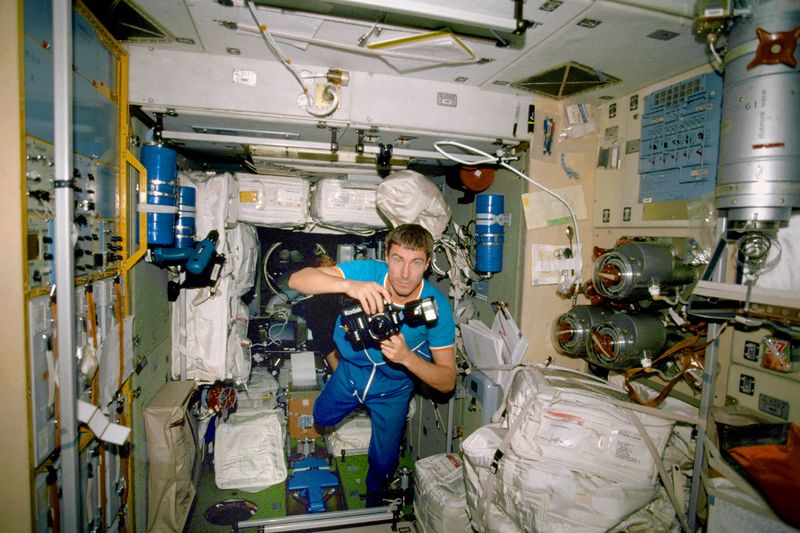 Soubor:NASA-Krikalev-inside-ISS.jpg