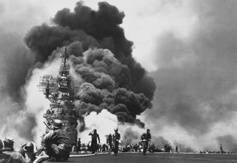 Soubor:USS Bunker Hill hit by two Kamikazes.jpg