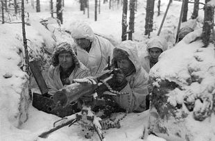 Finští vojáci s kulometem M/32-33 na frontě v Taipale.