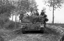 Bundesarchiv Bild 101I-301-1955-05, Nordfrankreich, Flakpanzer auf Landstraße.jpg