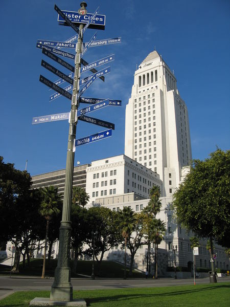 Soubor:Los Angeles City Hall with sister cities 2006.jpg